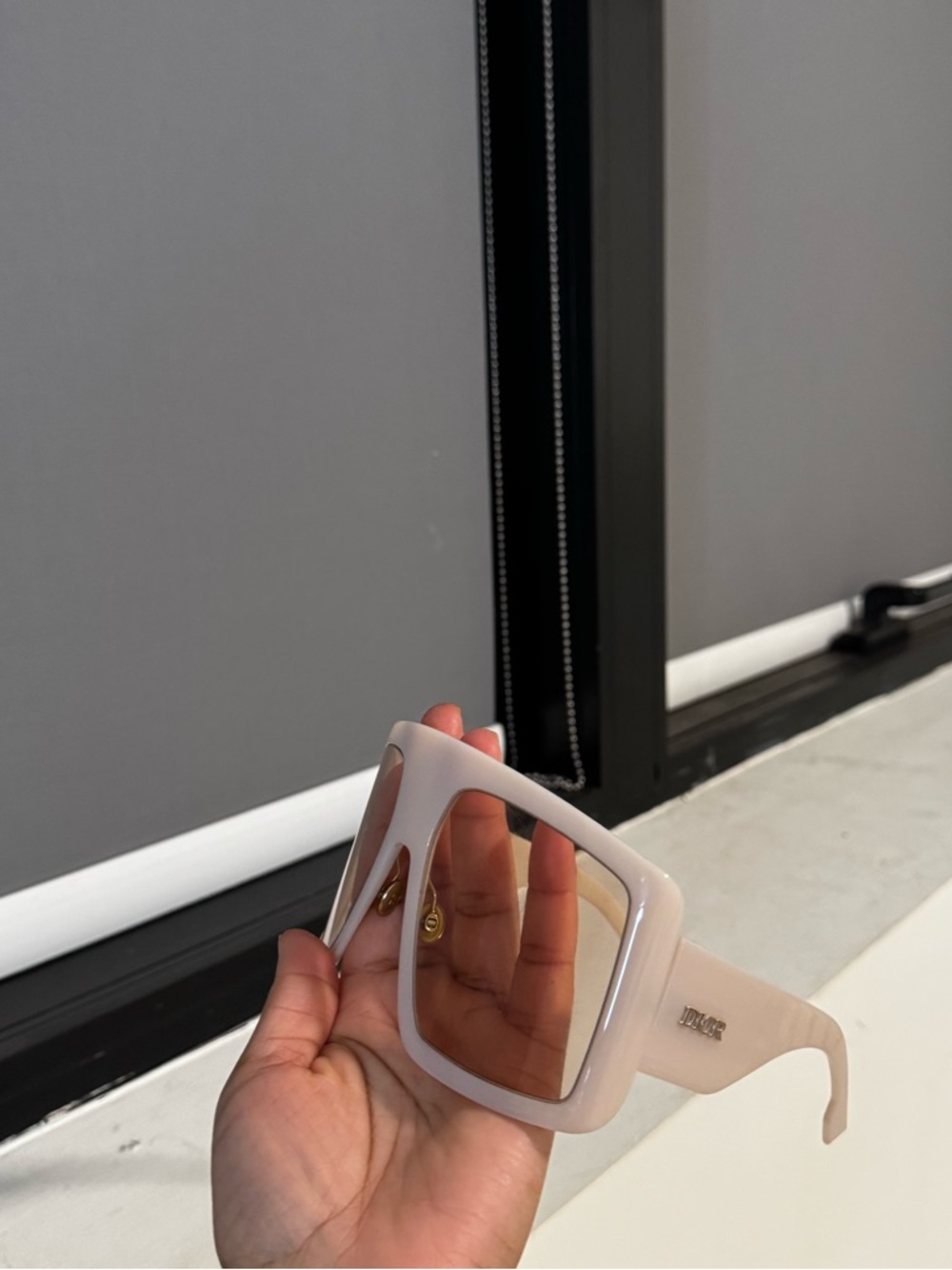 Dior so light sunglasses 
#sunglasses #goggles #dior - Picture 4 of 8